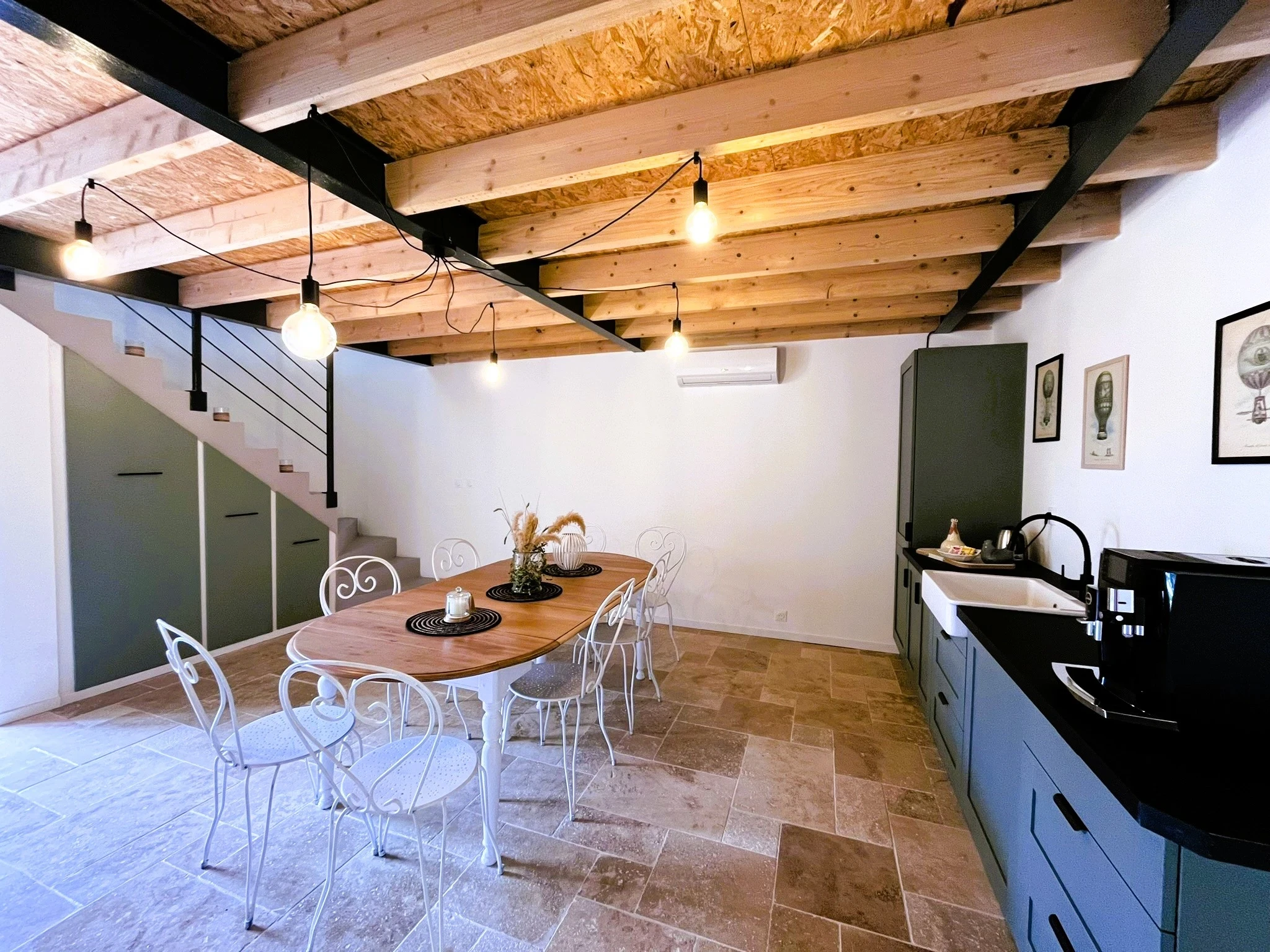 Coin cuisine et repas de la salle de séminaire d'En Cayre